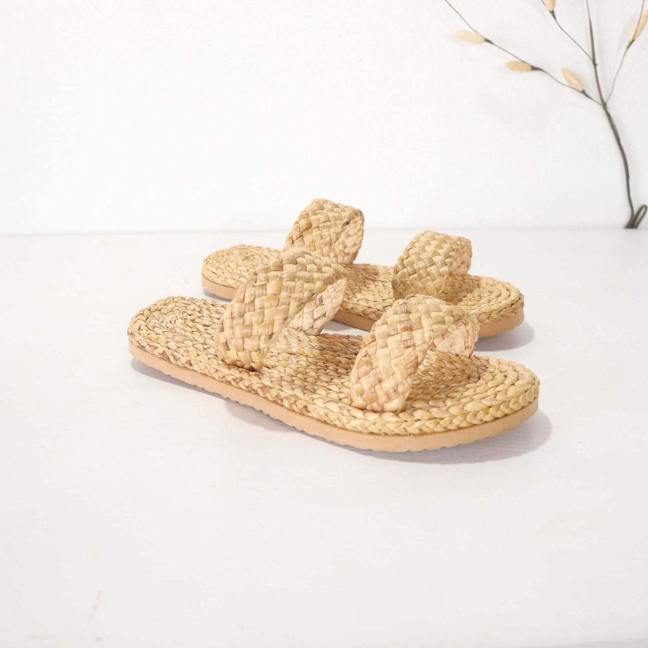 Presenting the DA NA Straw Shoe - a harmonious blend of nature's essence and artful craftsmanship. Designed with passion, these shoes are an ode to sustainable luxury, allowing you to tread softly on the earth while stepping into style. Women's Size : Siz