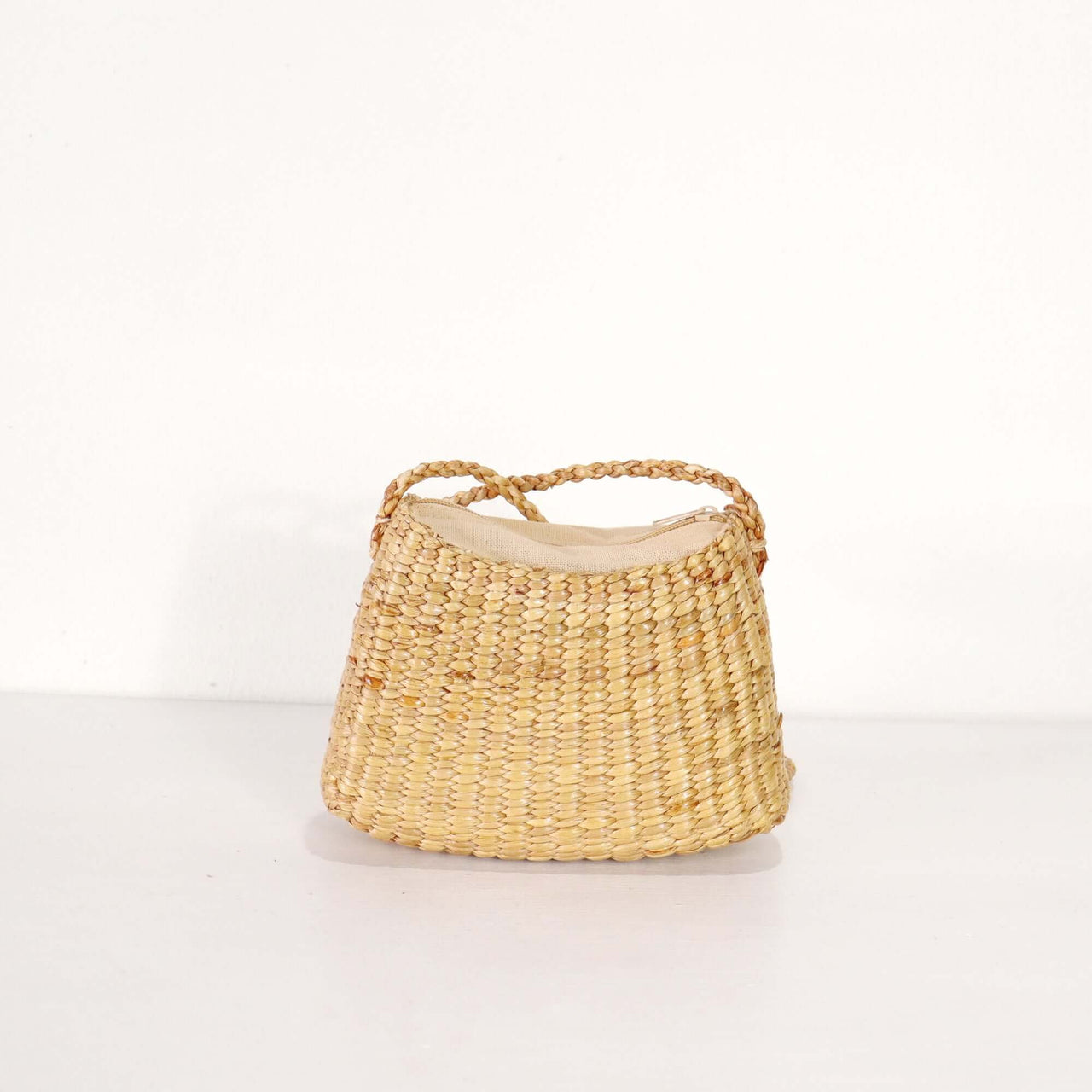 SARI PA PON - Cross Body Bag in natural woven material, perfect for everyday style and simplicity.