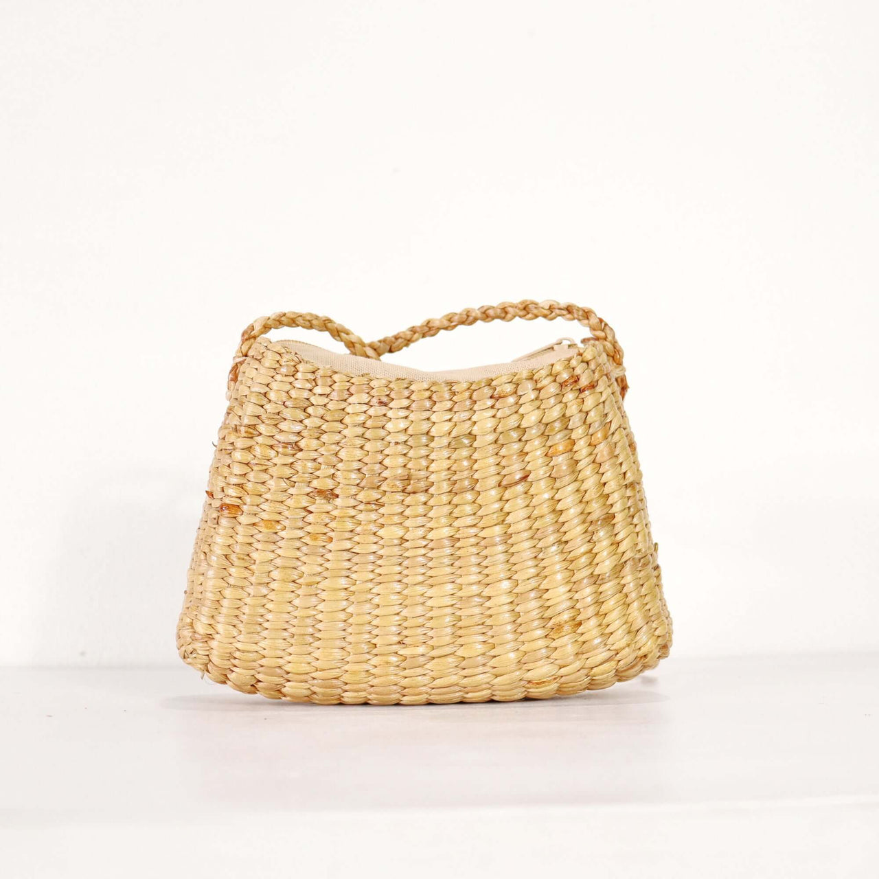 SARI PA PON - Cross Body Bag made from woven materials, perfect for everyday use and lightweight for easy carrying.
