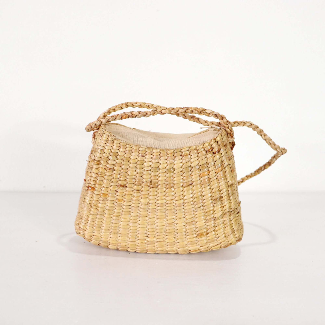SARI PA PON - Cross Body Bag in natural woven material, perfect for stylish everyday use and simplicity.