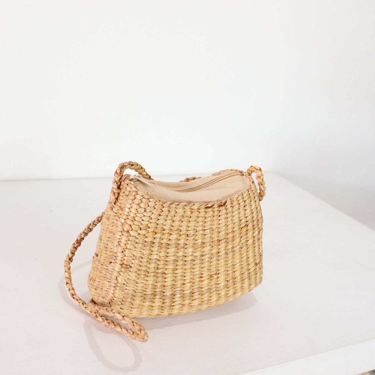 SARI PA PON - Cross Body Bag in natural woven design, perfect for everyday use and stylish outings.