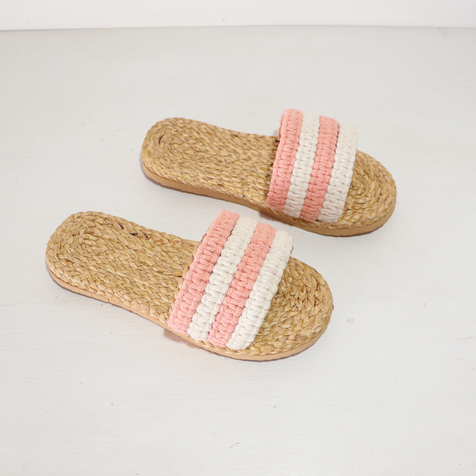 Ravi - Macramé Straw Shoes in Pink & White