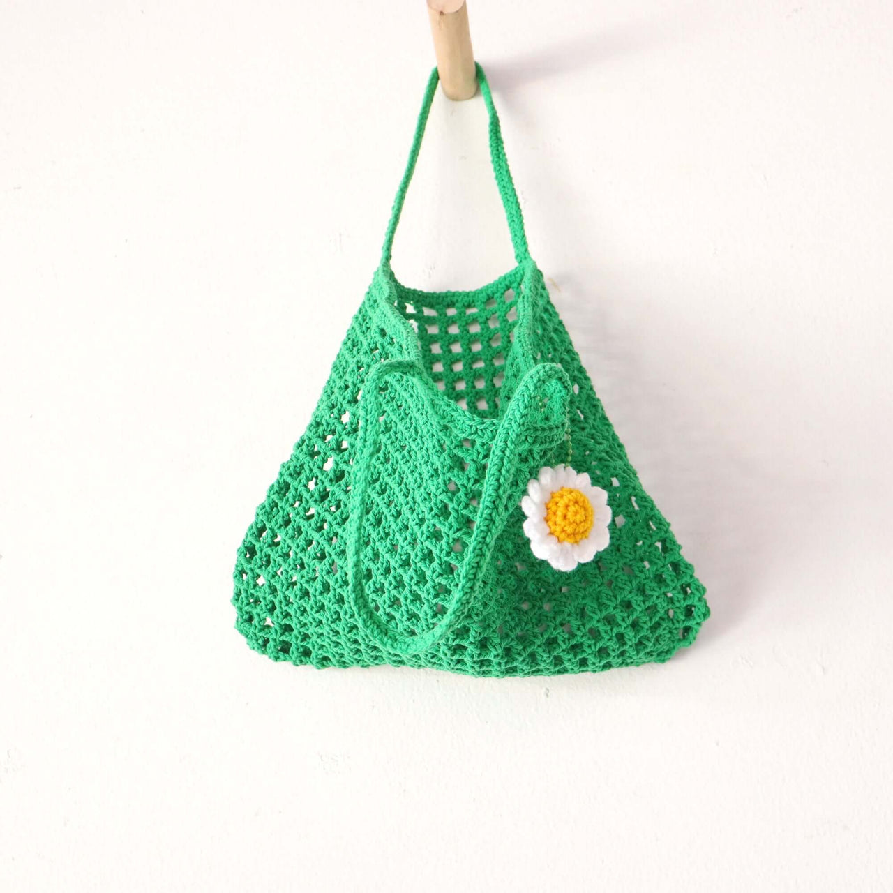 Green Crochet Bag — sustainable straw handbag made from natural fibres