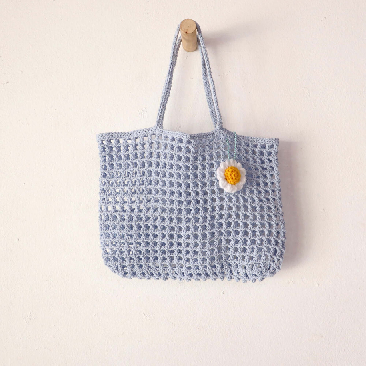 Light Blue Crochet — sustainable straw handbag made from natural fibres