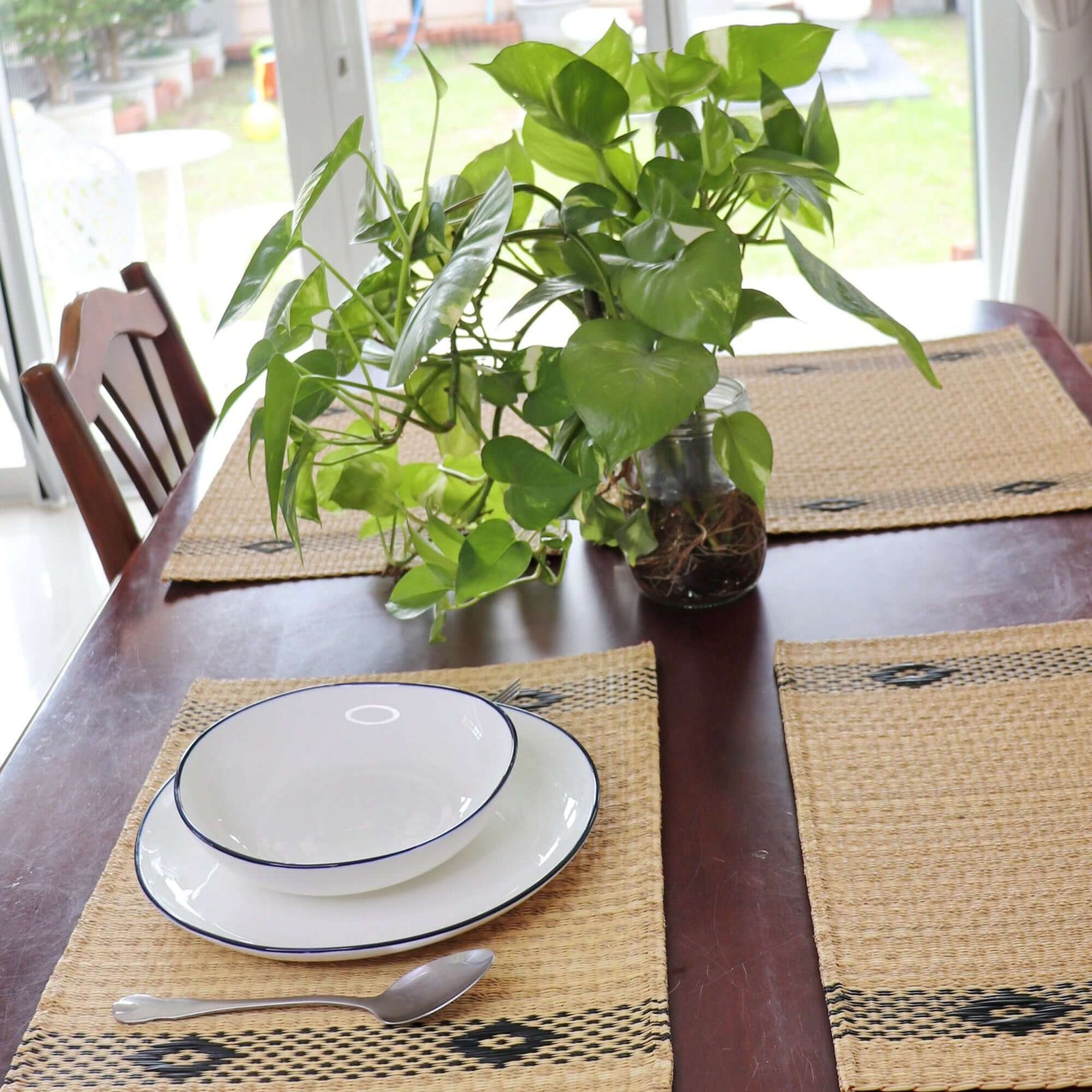 Lavida - handgewebte Schilf-Tischmatte mit Khid-Muster