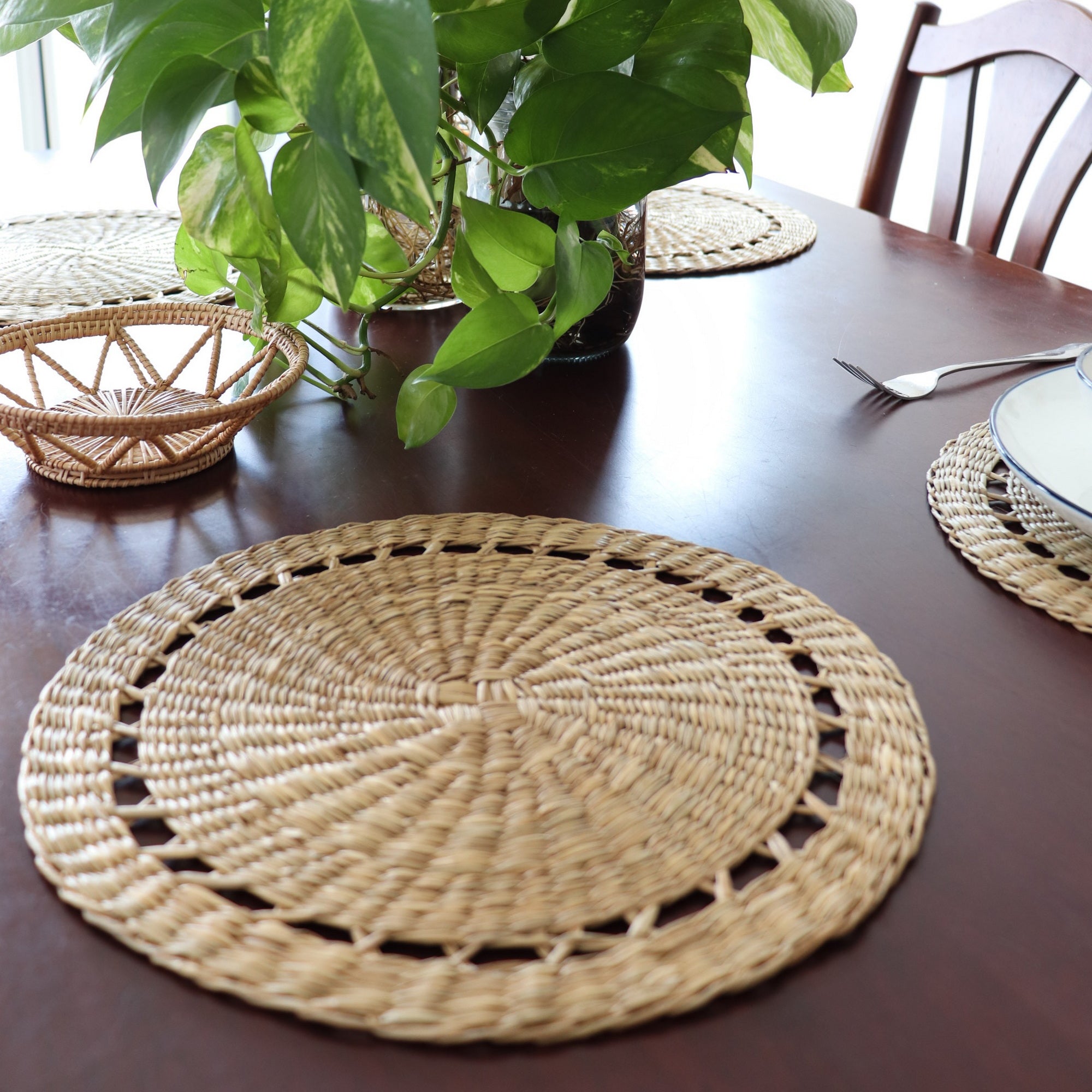 Lavin – Natural Sedge Round Placemat