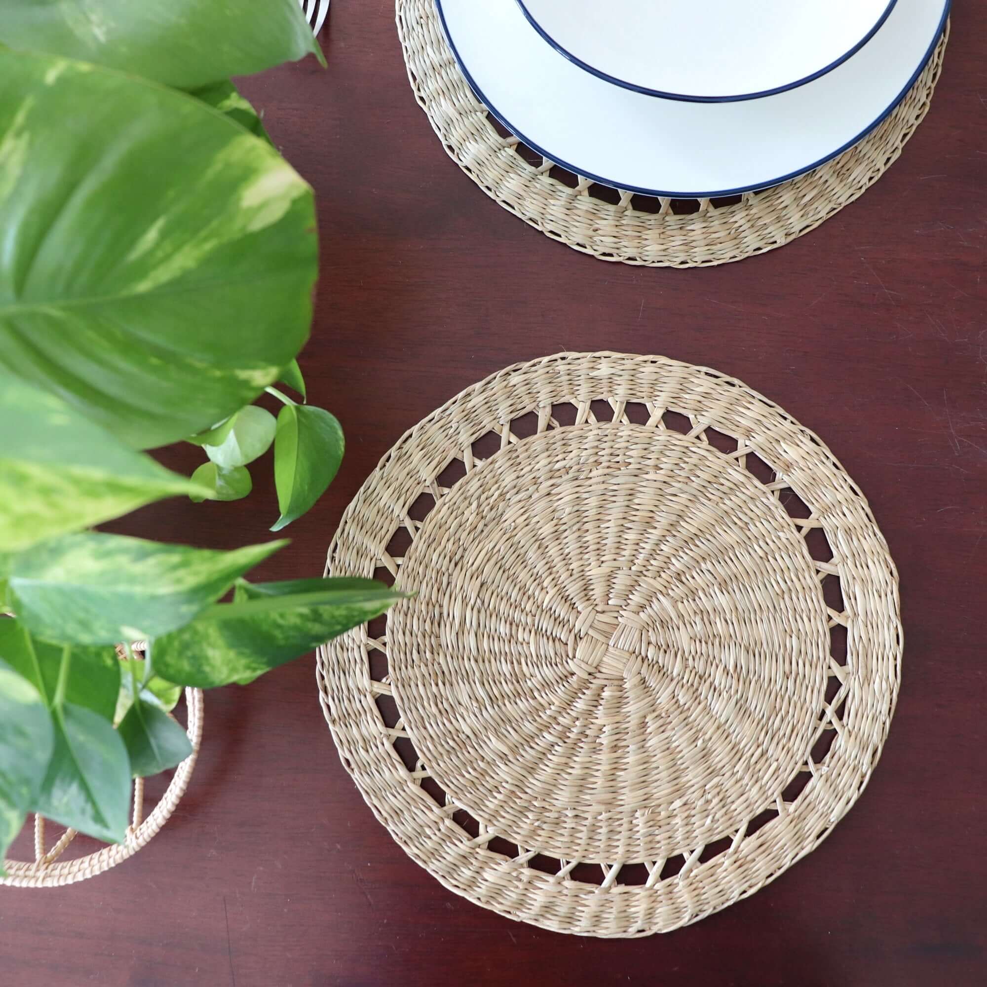 Lavin – Natural Sedge Round Placemat