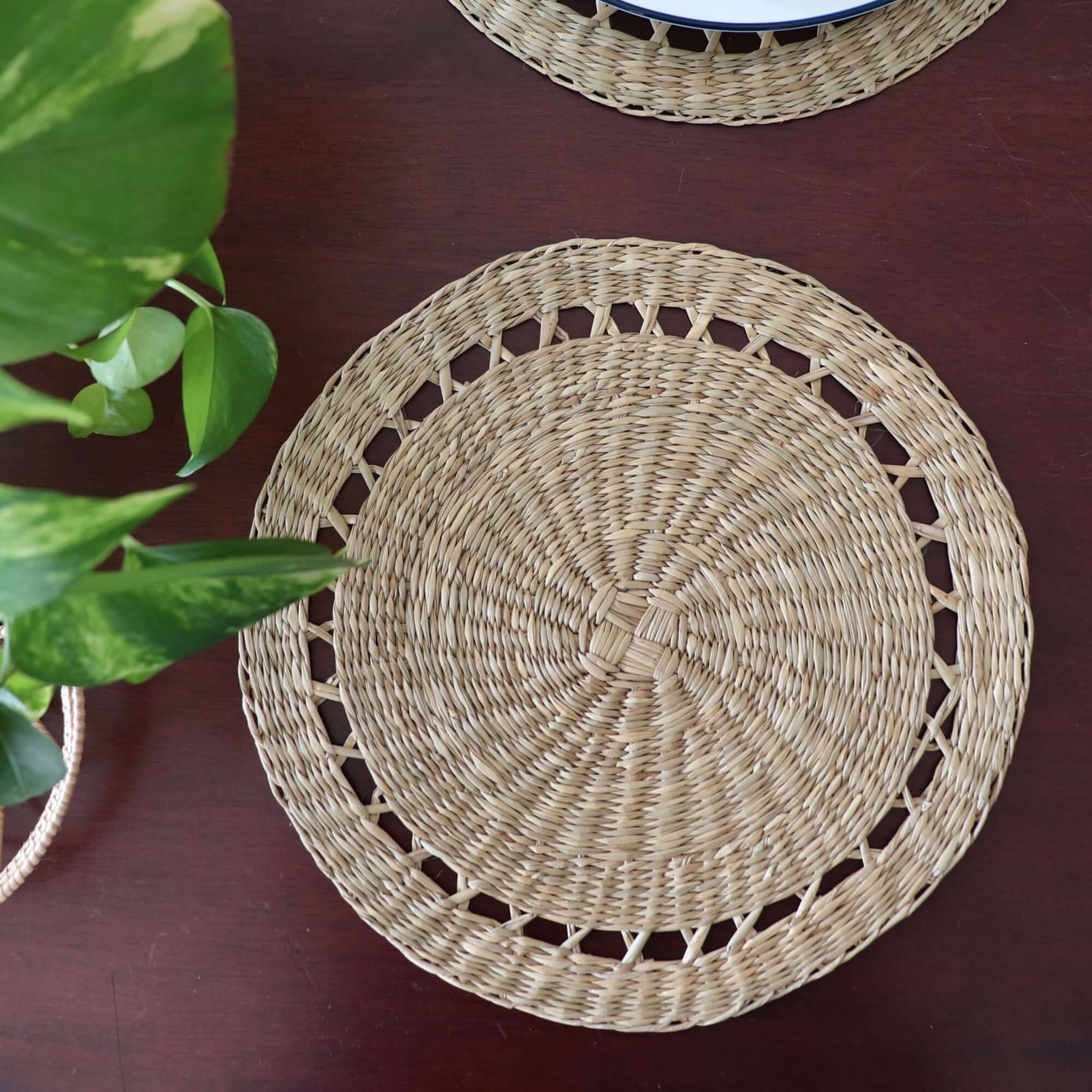 Lavin – Natural Sedge Round Placemat