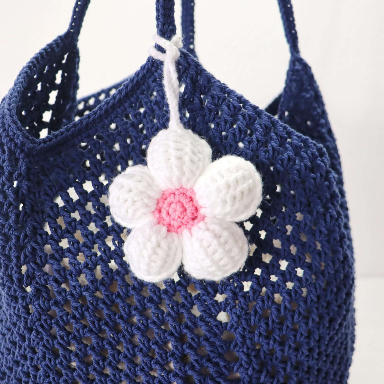BAG CHARM FLOWER — bag charm with an organic woven texture