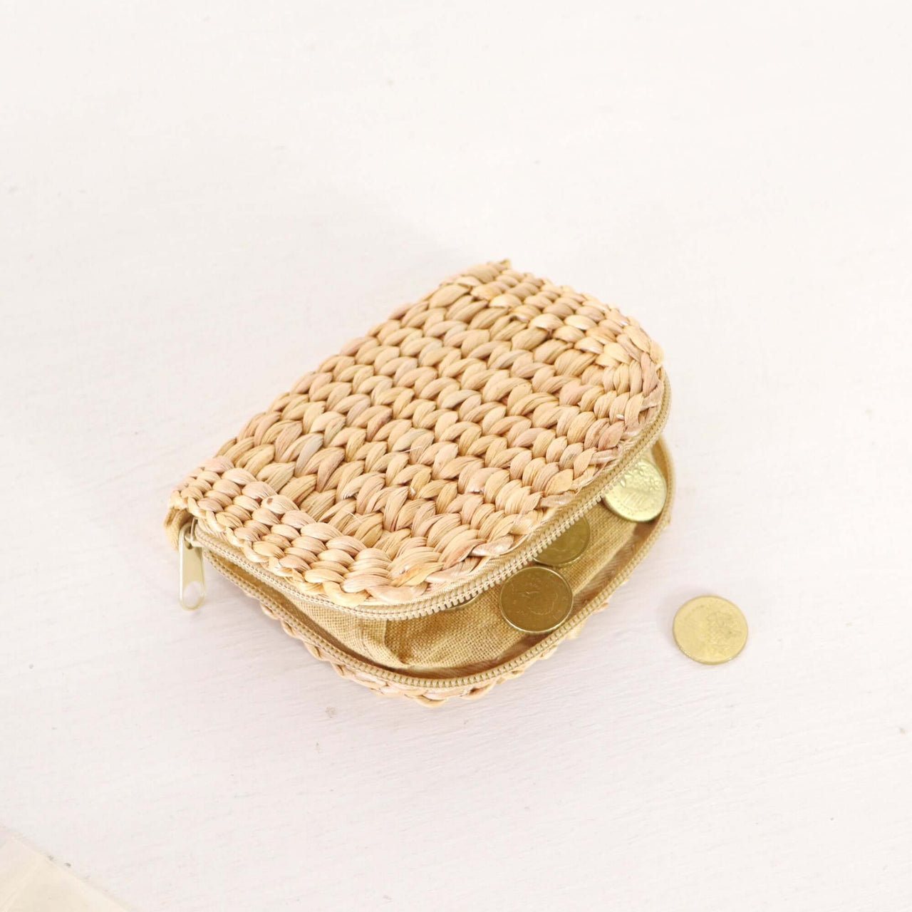 Handmade woven straw — sustainable straw wallet made from natural fibres