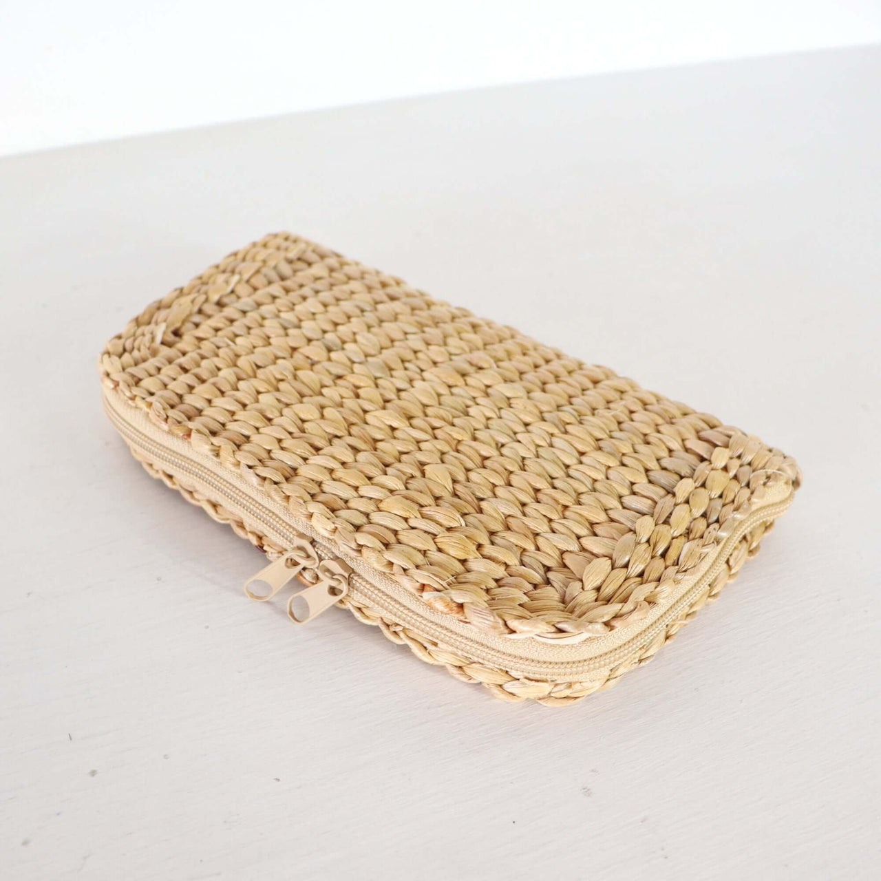 Mali — lightweight straw clutch bag for warm-weather styling