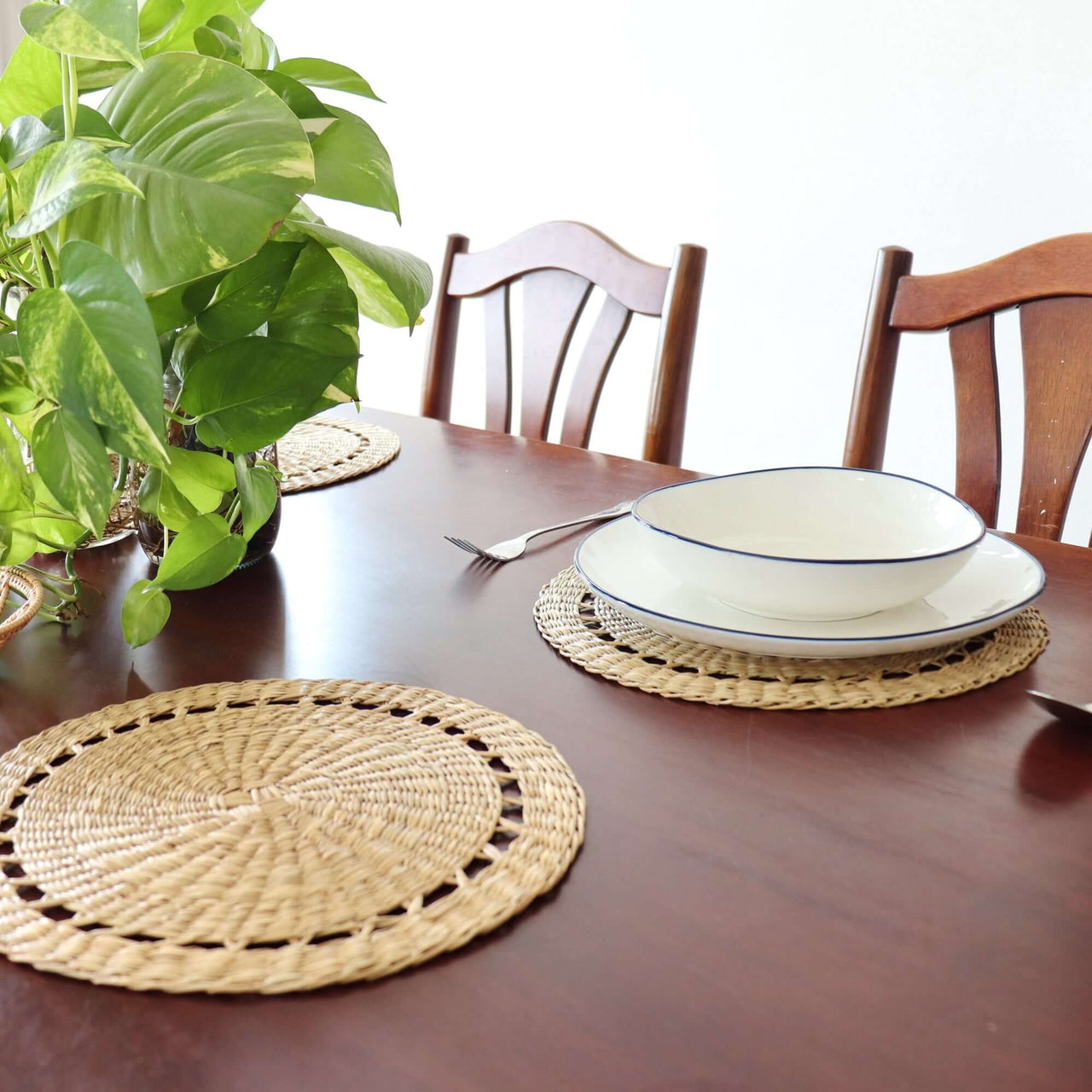Lavin – Natural Sedge Round Placemat