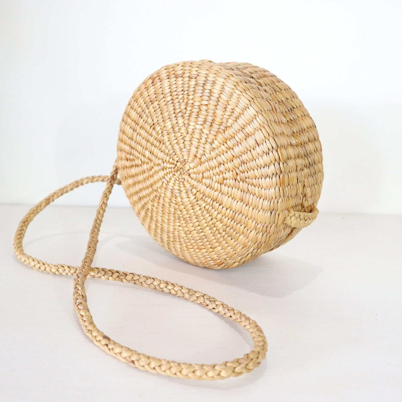 ATCHA RA PRON - Cross Body Round Straw Bag