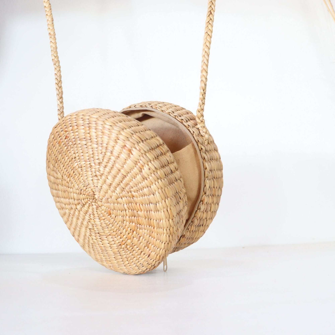 ATCHA RA PRON - Cross Body Round Straw Bag