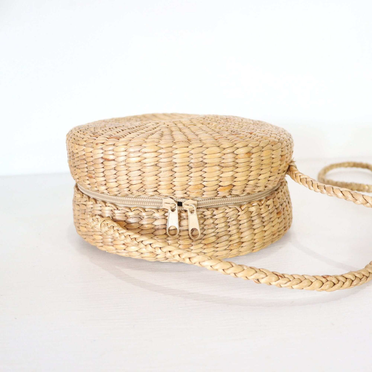 ATCHA RA PRON - Cross Body Round Straw Bag