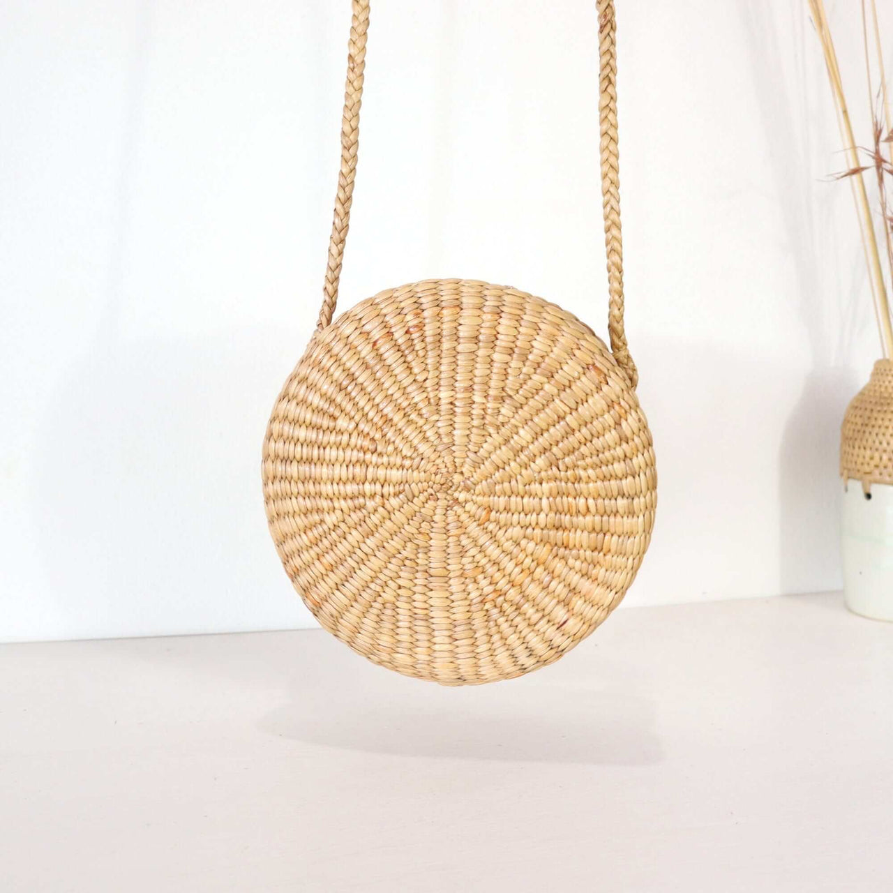 ATCHA RA PRON - Cross Body Round Straw Bag