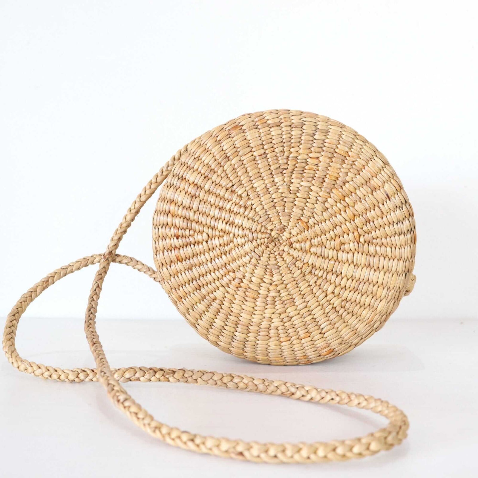 ATCHA RA PRON - Cross Body Round Straw Bag