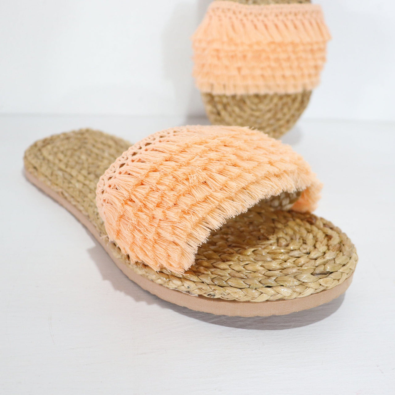 TA LI NAN - straw shoes