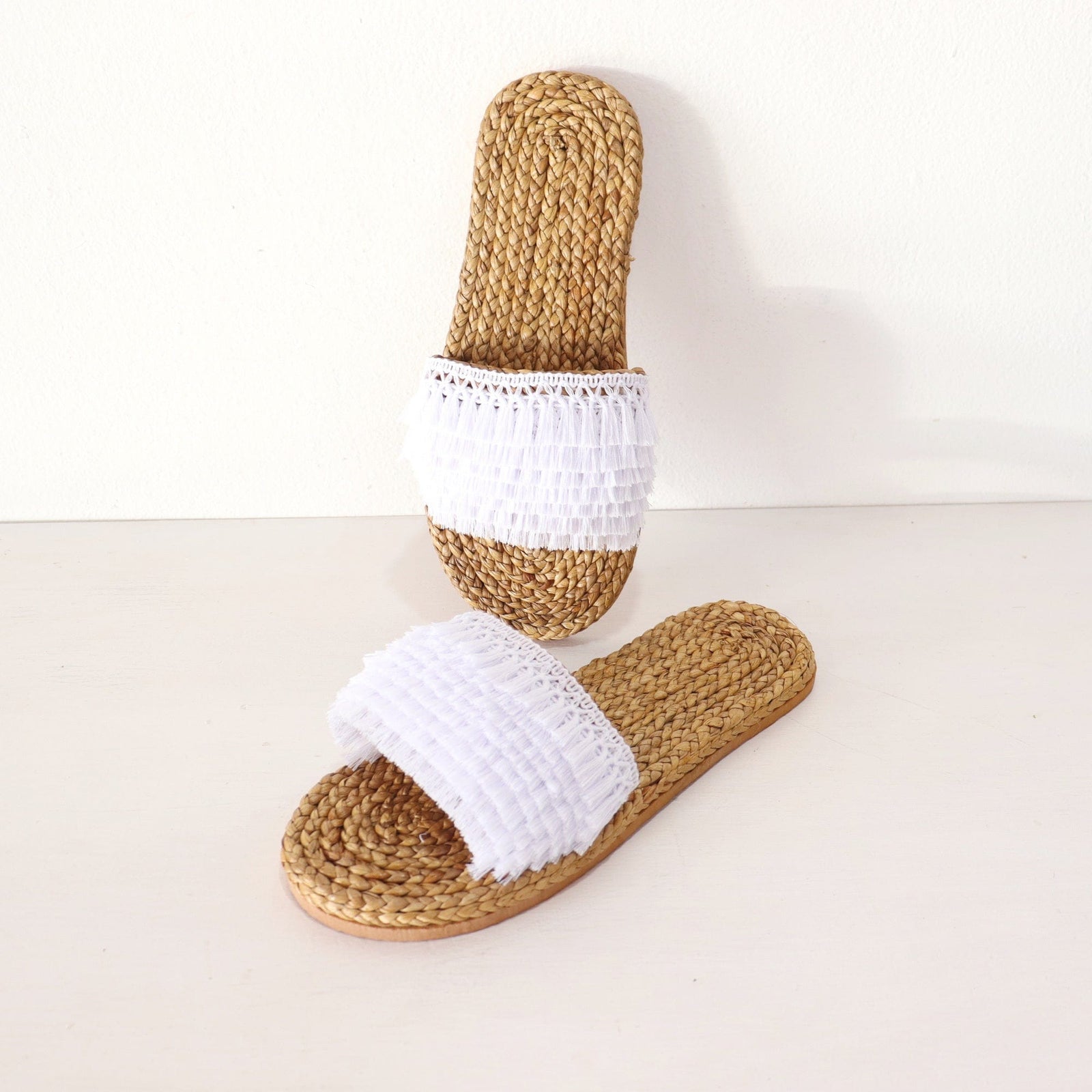 PI CHA YA PA - Straw shoes (Off white)