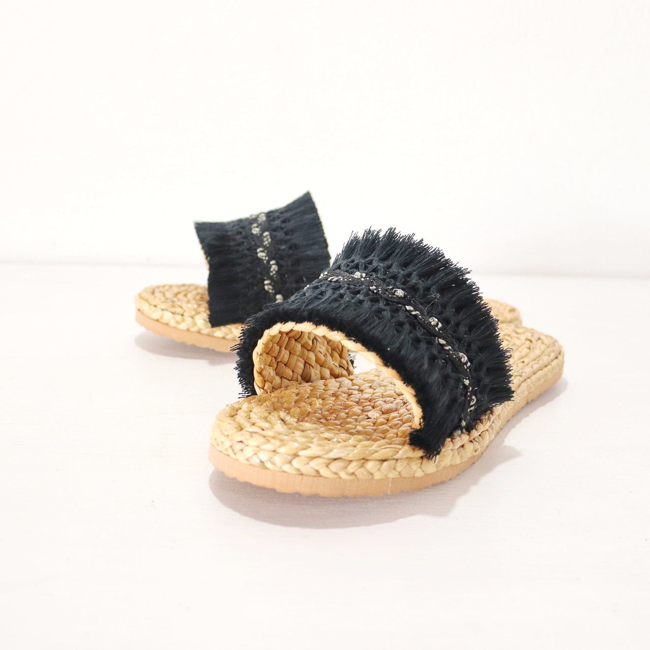 THI NI DA - Straw Shoe