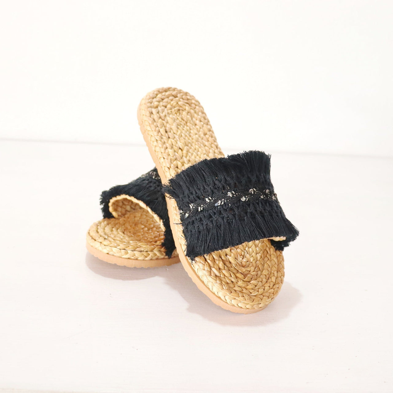 THI NI DA - Straw Shoe