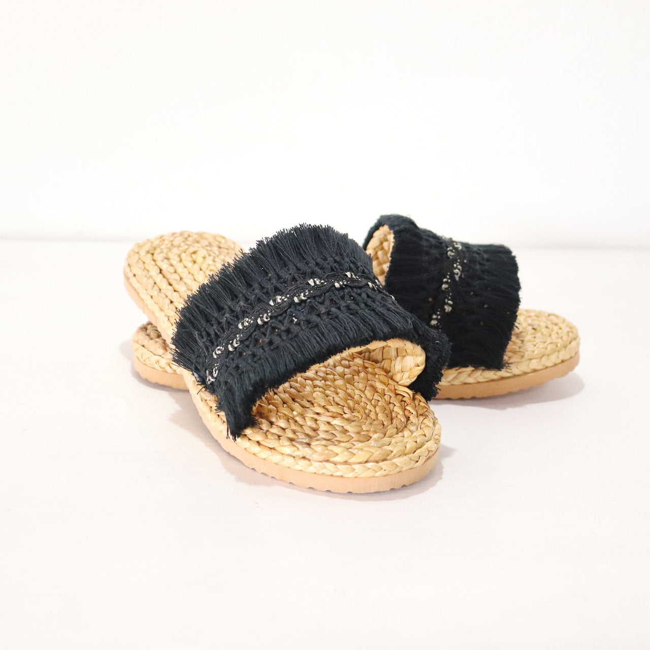 THI NI DA - Straw Shoe