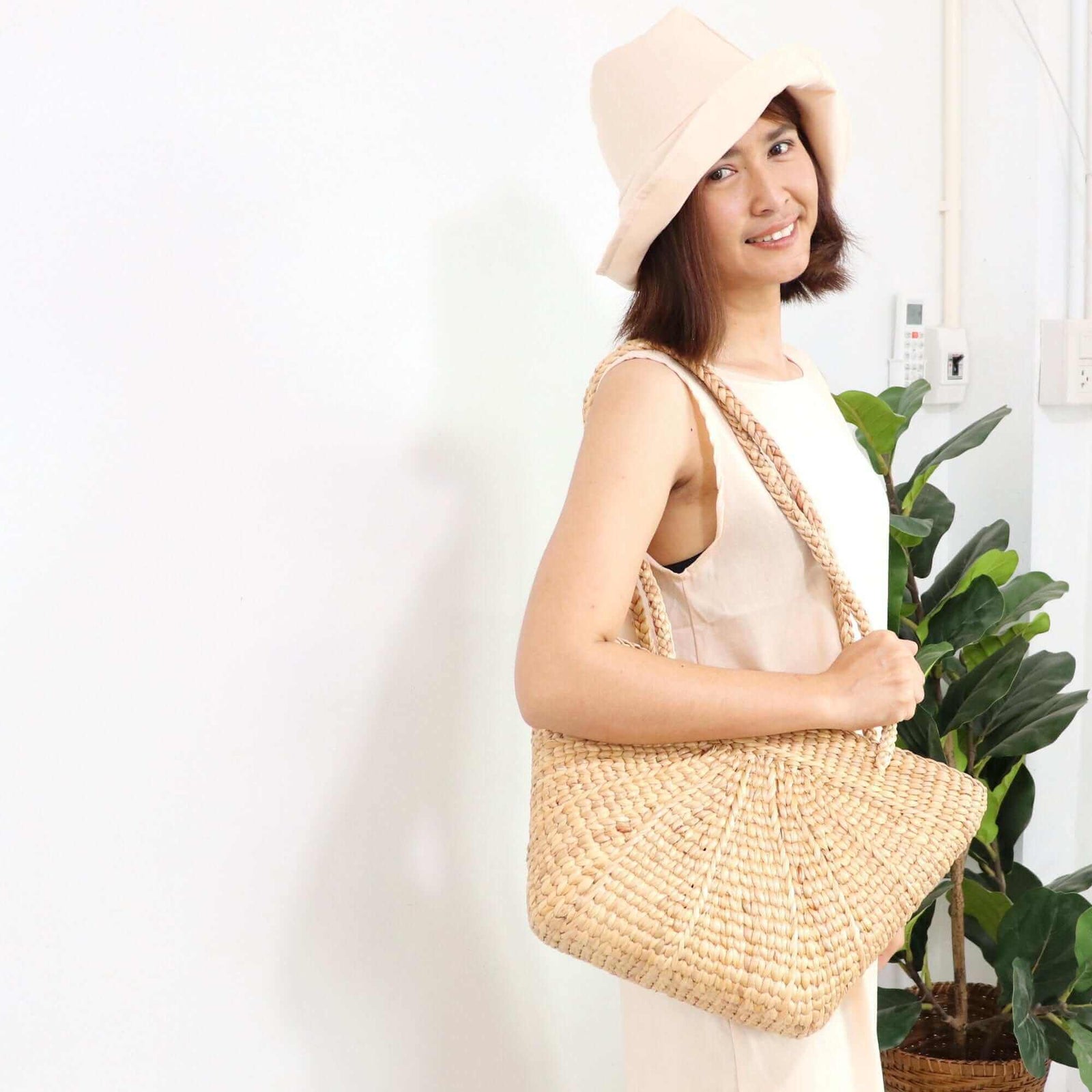 A RA Straw Basket Shoulder Bag - Effortless Summer Style with Sustainable Fashion