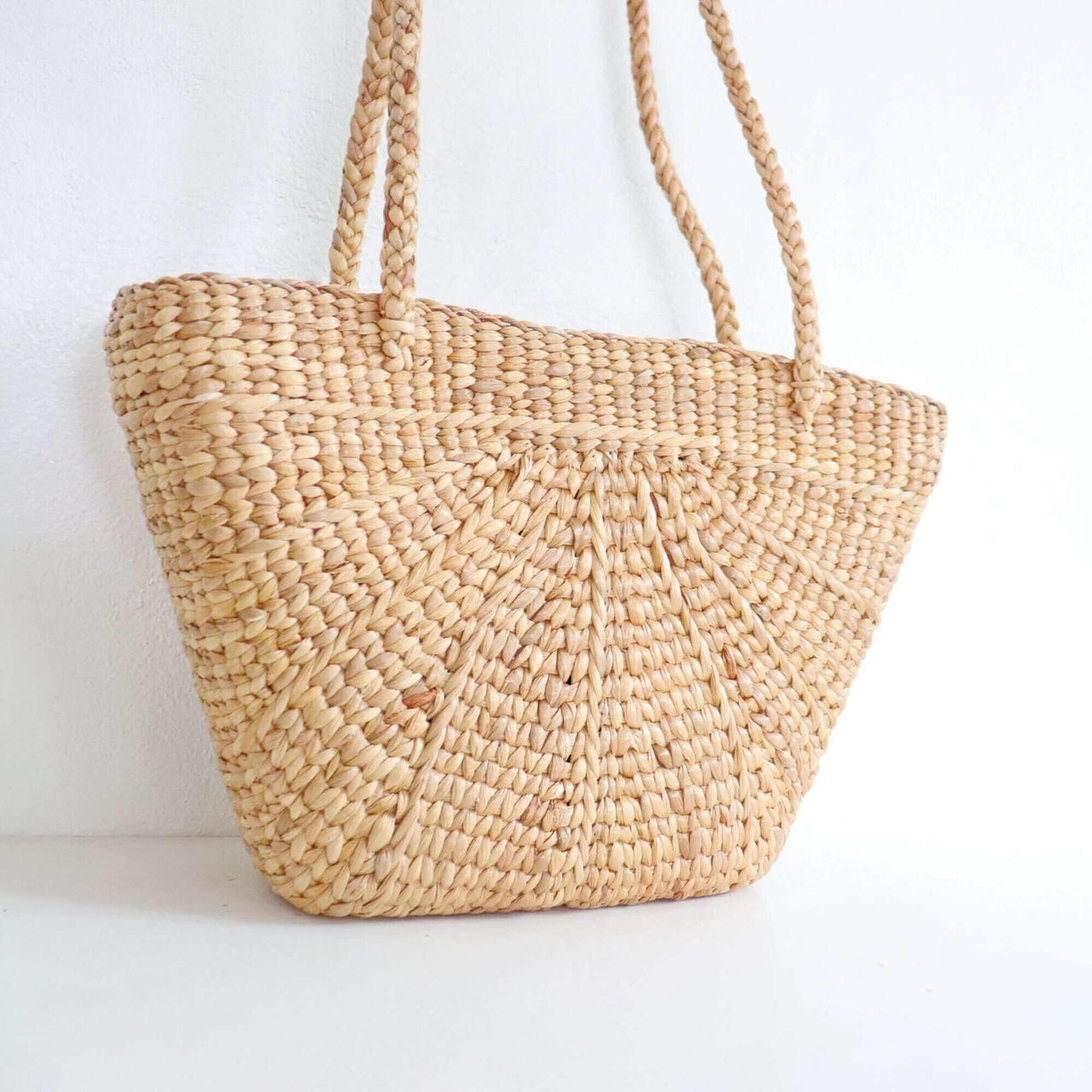 A RA Straw Basket Shoulder Bag - Effortless Summer Style with Sustainable Fashion
