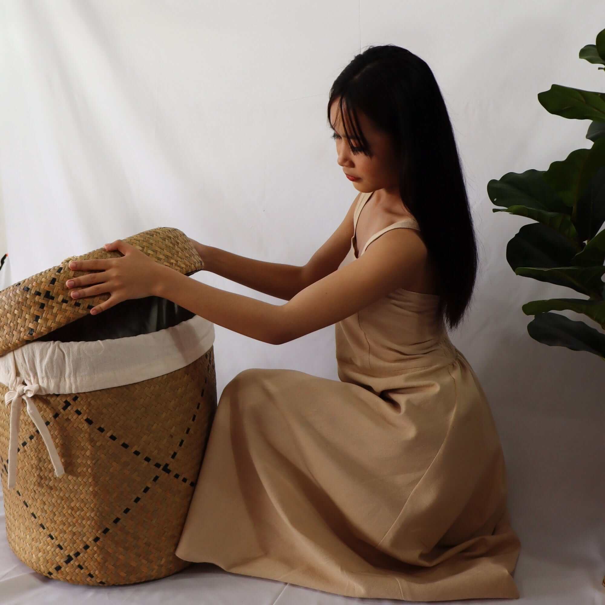 THAIHOME HOMEWARE KU MUD Handwoven Laundry Basket With Handles and a Lid
